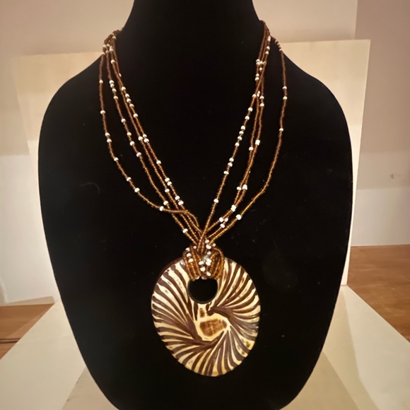 BEADED NEUTRAL STATEMENT NECKLACE - Picture 2 of 2